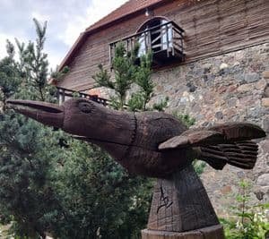 Malūno kiemą puošia skulptūros