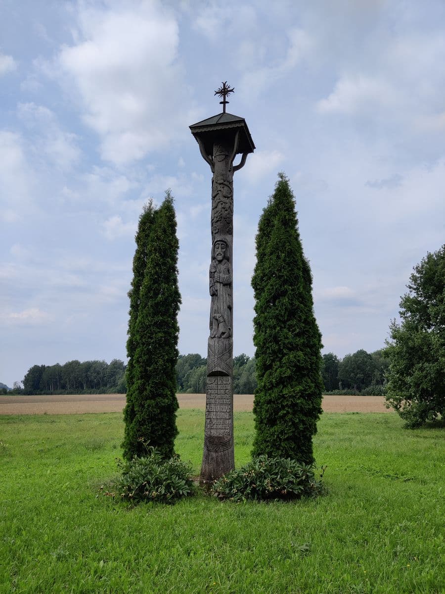 Poeto gimtinėje Stebeikėliuose. Nuotr. R. Grubinskienės