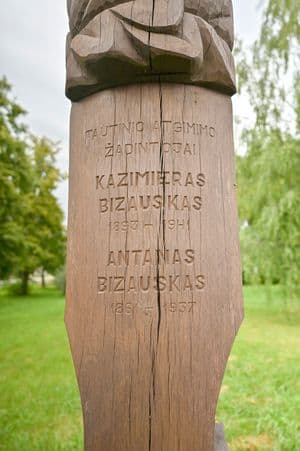 Paminklas prie Joniškėlio skirtas broliams Bizauskams – Antanui Pranciškui ir Kazimierui