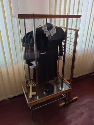 Mokyklinė uniforma ir kiti eksponatai