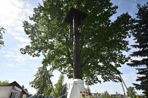 Stogastulpis prie bažnyčios