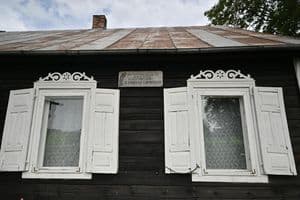 Atminimo lenta ant namo sienos