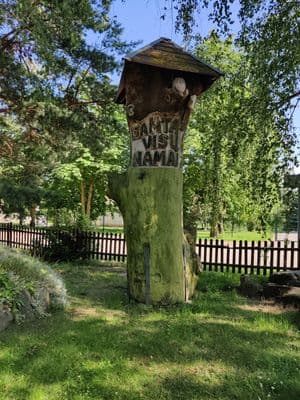 Akmenys dera su medžio skulptūromis