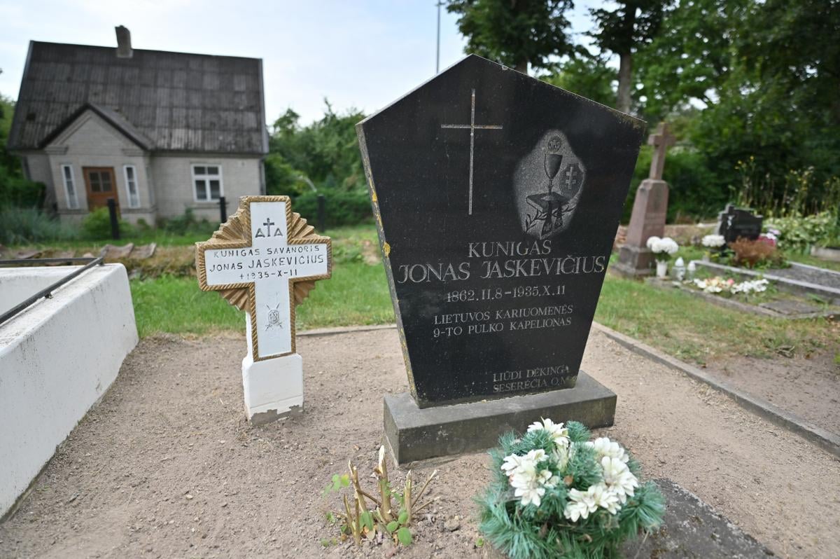 Kunigo Jono Jaskevičiaus kapas Pušaloto kapinėse