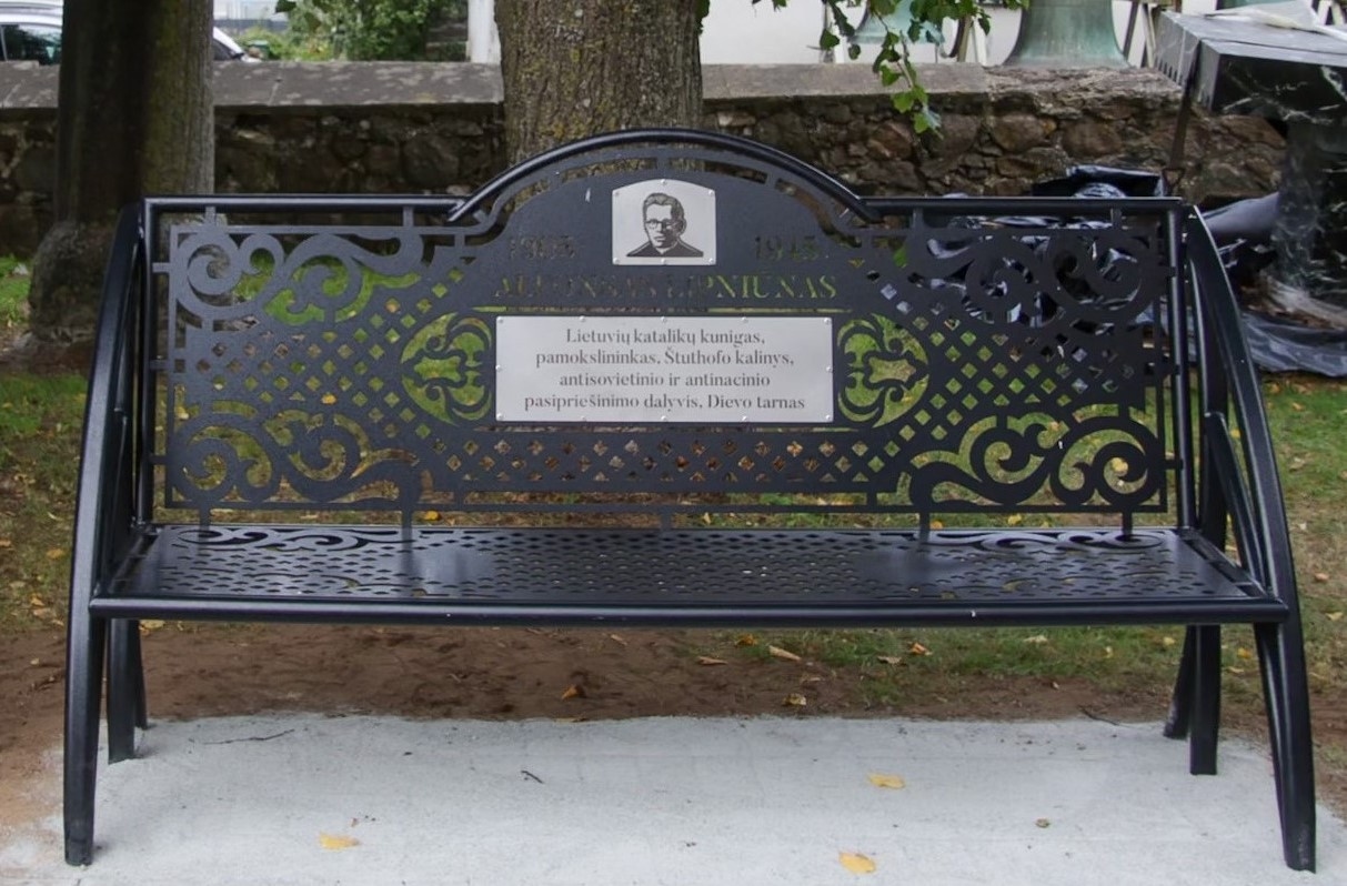 Pumpėnuose suolelis Lipniūnui